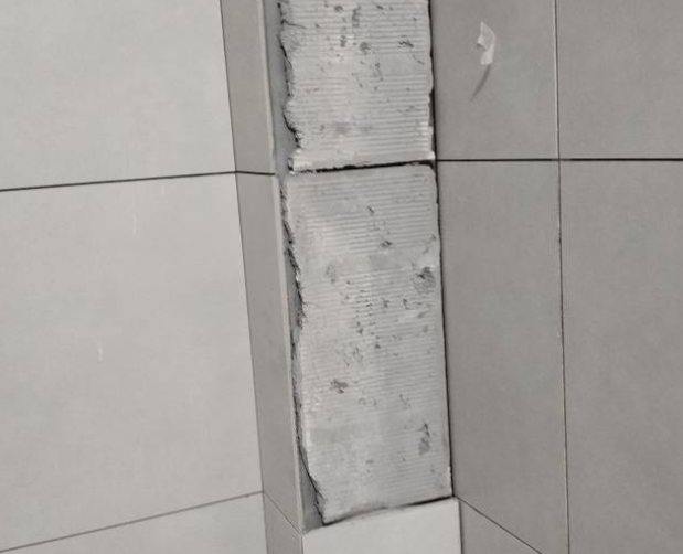 榆次瓷砖空鼓维修公司分享下瓷砖施工前基层浇水润湿程度不足，可能导致以下问题