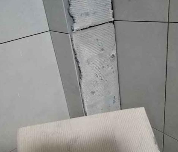 榆次瓷砖空鼓维修公司分享下厨房瓷砖脱落的补救措施。